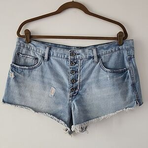 Free People Light Wash Denim Distressed Button Fly Raw Hem Jean Shorts 31 (BX12)